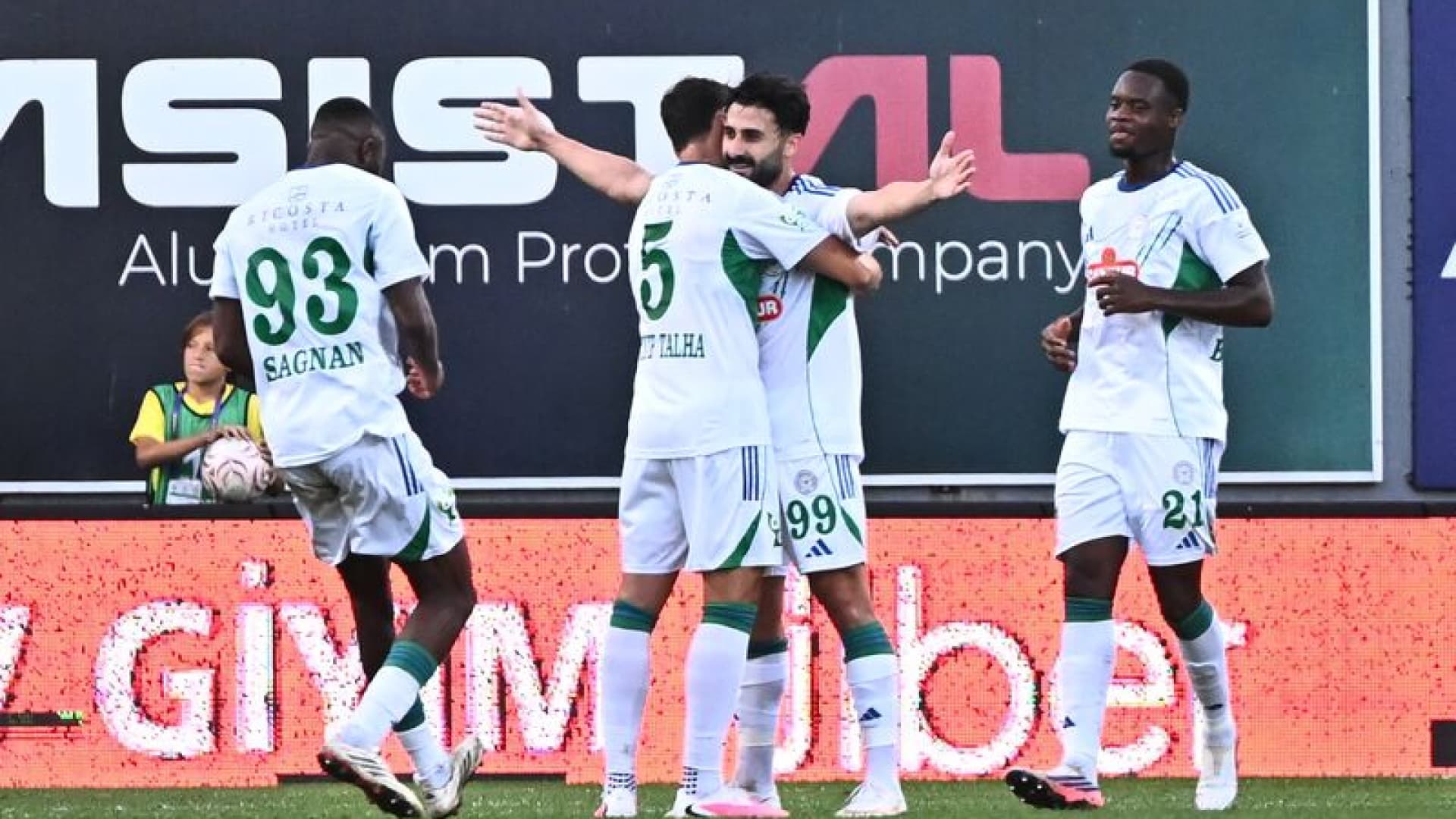 Çaykur Rizespor deplasmanda kulüp tarihine geçti
