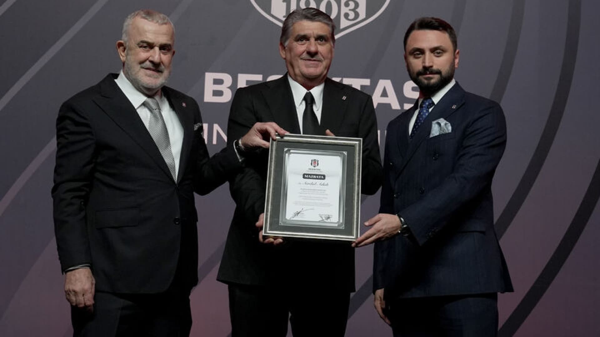 Beşiktaş’ta Serdal Adalı ve yönetimine mazbata takdim edildi