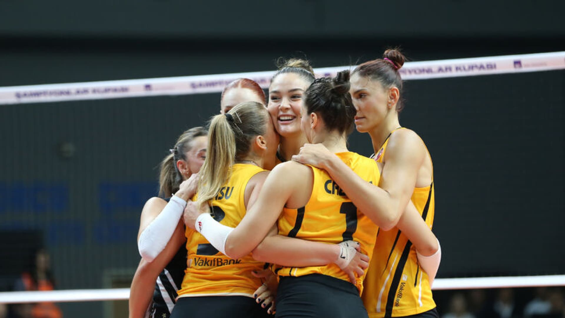 VakıfBank, Eczacıbaşı karşısında 2-0’dan dönerek kazandı