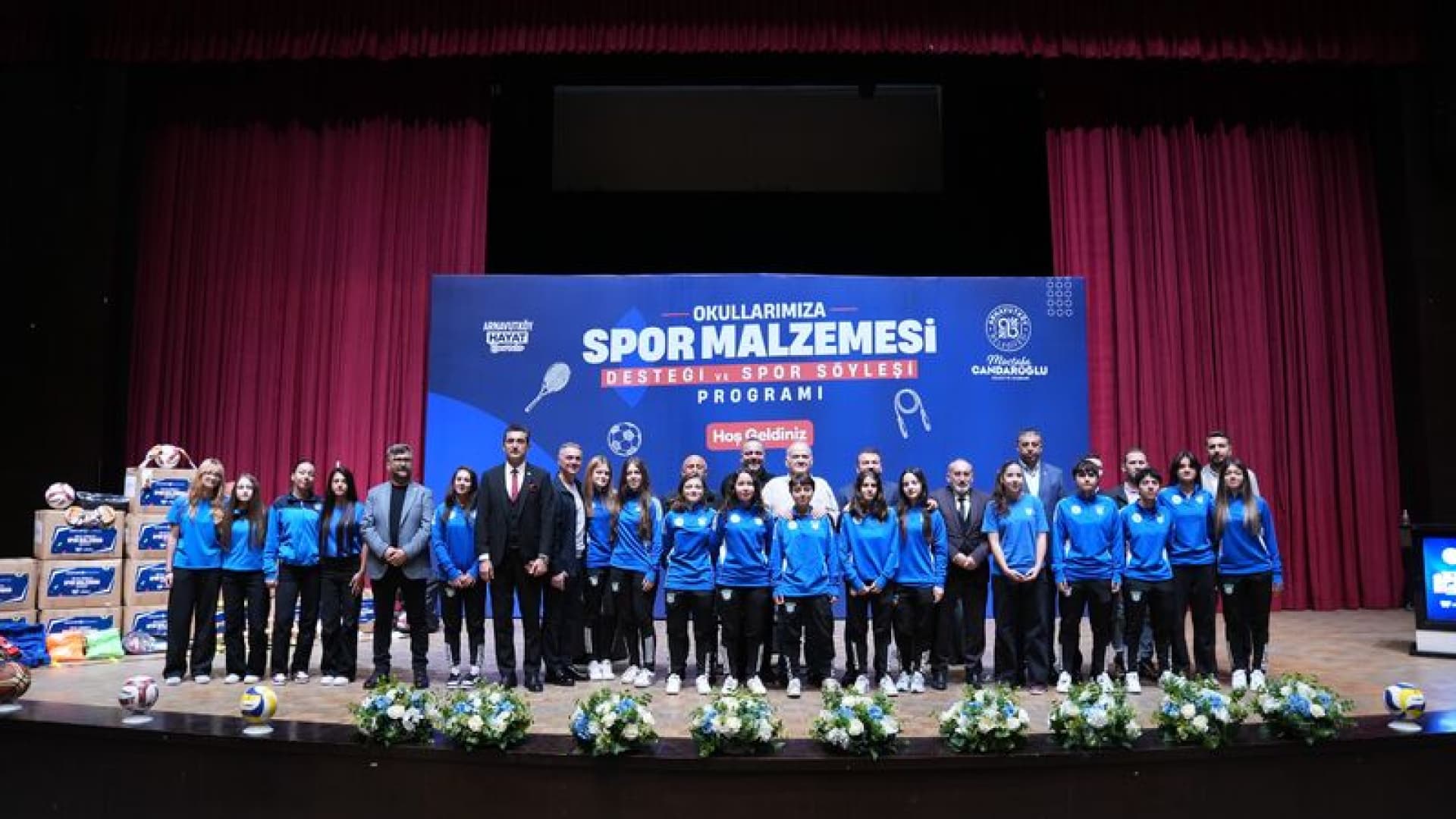 Arnavutköy Belediyesi’nden okullara spor malzemesi desteği