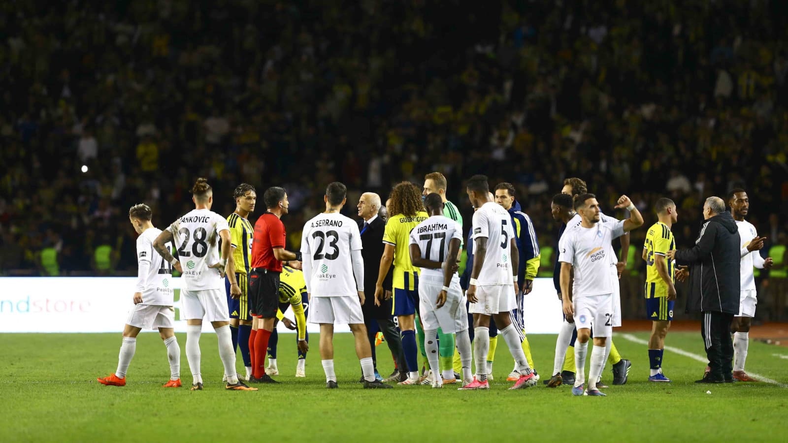Fenerbahçe, Greenwood’un kırmızı kartına rağmen maça 11 kişi devam etti
