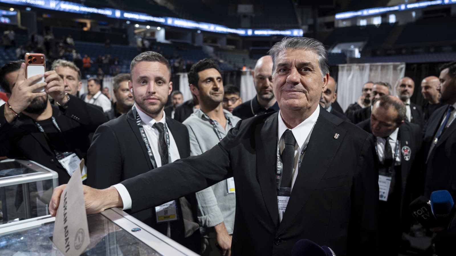 Serdal Adalı, Beşiktaş başkanlığına yeniden seçildi