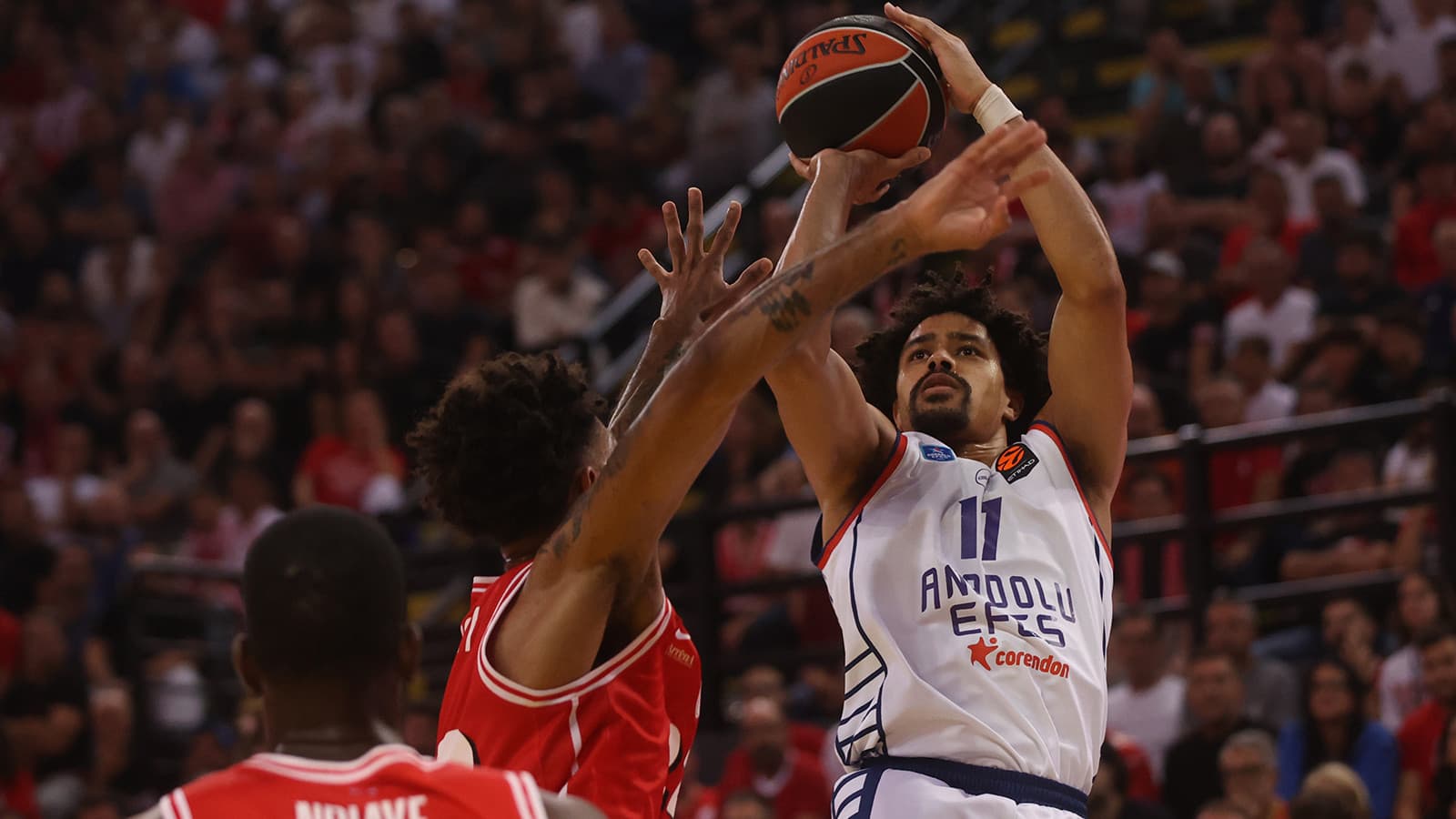 Anadolu Efes, Atina deplasmanında Olympiakos karşısında zorlandı