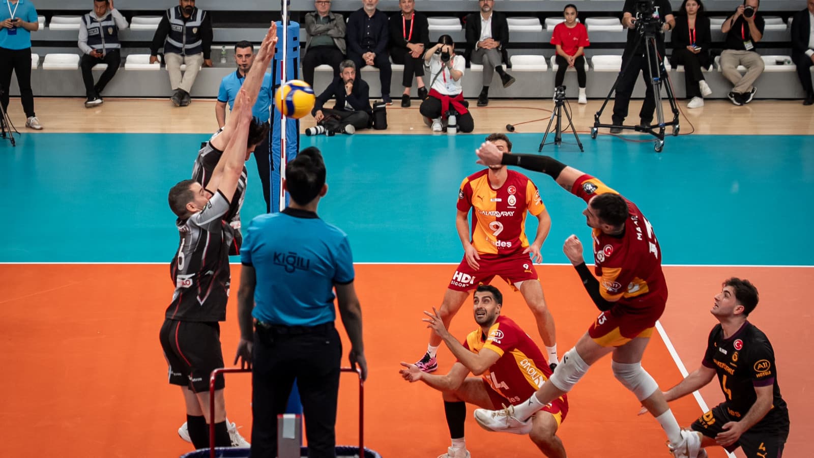 Galatasaray Madeş Mobilya, Şampiyonlar Kupası’nda zirveye çıktı