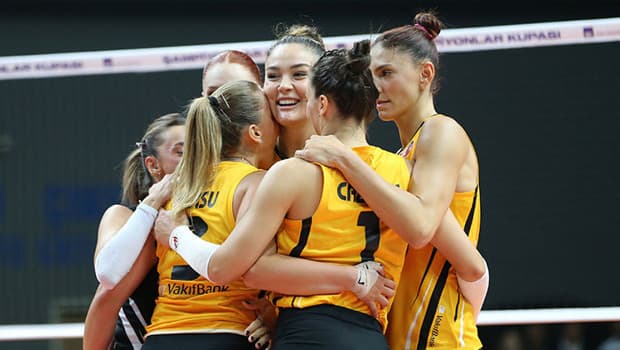 VakıfBank, Şampiyonlar Kupası’nda Eczacıbaşı’nı 3-2 yenerek şampiyon oldu